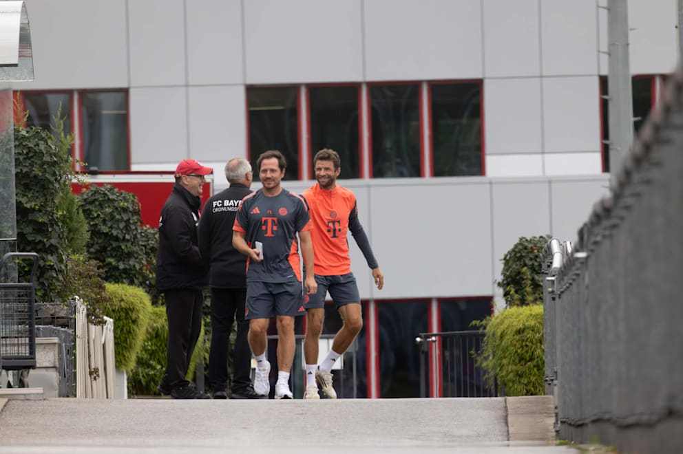 图片报：穆勒现身塞本纳大街，再次身着拜仁球衣亮相训练基地