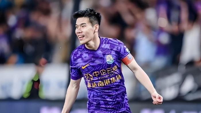 意外！他可能成大连英博本赛季首位主力难保的功勋球员，引发热议|宋岳|李昂|中卫|保级|于根伟_新浪体育_新浪新闻