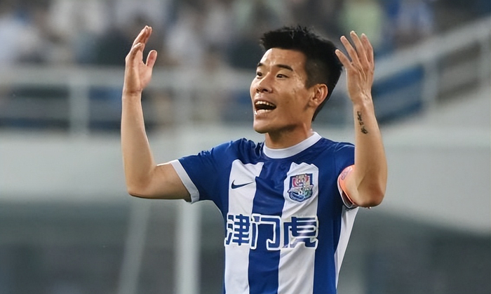 意外！他可能成大连英博本赛季首位主力难保的功勋球员，引发热议|宋岳|李昂|中卫|保级|于根伟_新浪体育_新浪新闻