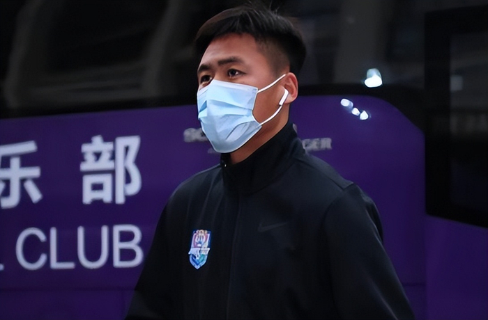 意外！他可能成大连英博本赛季首位主力难保的功勋球员，引发热议|宋岳|李昂|中卫|保级|于根伟_新浪体育_新浪新闻