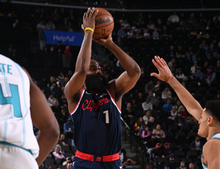 世界杯直播app-哈登轰32分10助迎里程碑，快船三连胜！小卡35分，一战有三个收获