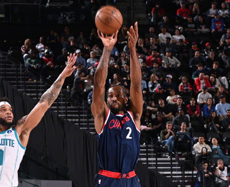 世界杯直播app-哈登轰32分10助迎里程碑，快船三连胜！小卡35分，一战有三个收获