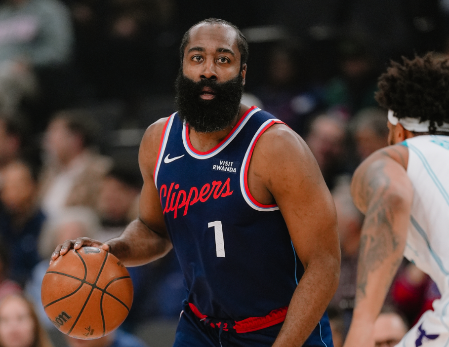 世界杯直播app-哈登轰32分10助迎里程碑，快船三连胜！小卡35分，一战有三个收获