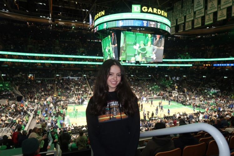 世界杯官网下载-美女记者：某小孩将来会发现爸爸在NBA砍83分 历史地位仍不如妈妈