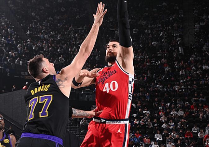 世界杯高清观看-拒绝26分大逆转！湖人惜败快船，詹姆斯创历史第一，哈登21投6中