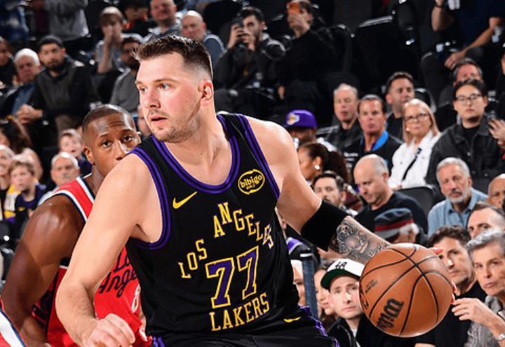 世界杯高清观看-拒绝26分大逆转！湖人惜败快船，詹姆斯创历史第一，哈登21投6中