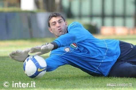 世界杯直播app-与国米4次续约的小角色， 38岁完成欧冠处子秀，40岁退役