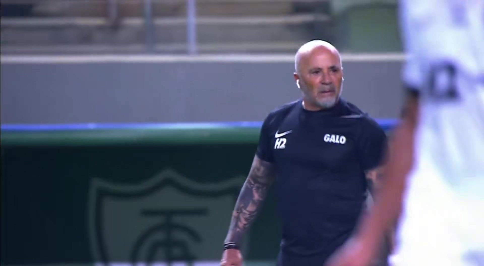 世界杯直播下载-气炸！65岁名帅桑保利遭嘲讽+比手势“矮子”，与对手主帅爆冲突