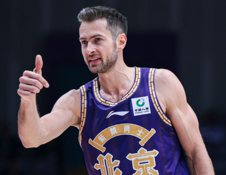 世界杯官网下载-连克北京吉林！2连胜北控强势反弹 内线大腿复活，张庆鹏帅位稳了