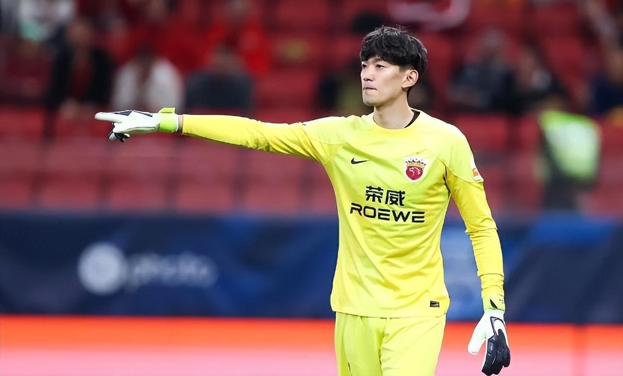 上港门将奚志杰本赛季已正式离队，转会费仅为20万，引发热议