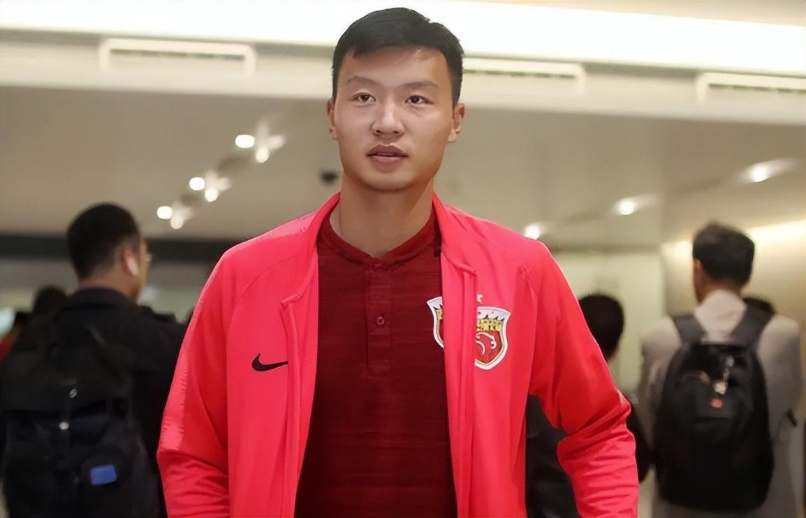 上港门将奚志杰本赛季已正式离队，转会费仅为20万，引发热议
